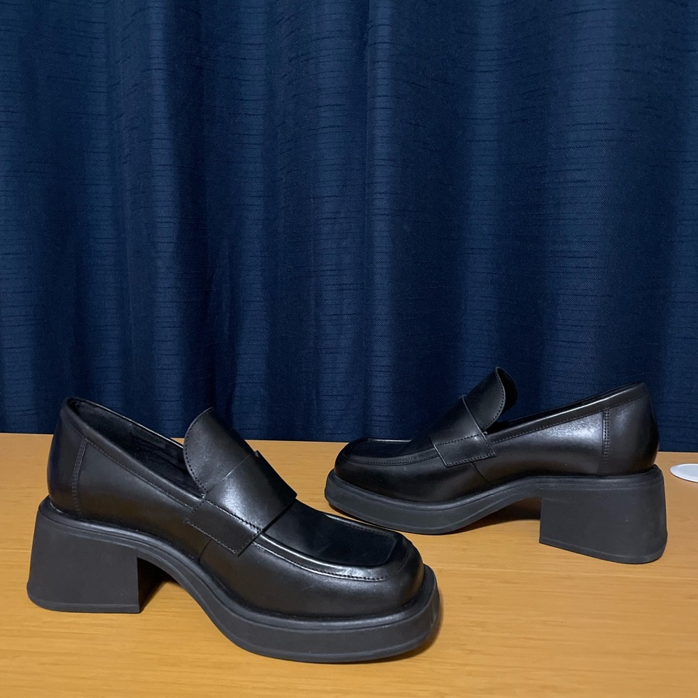 Vagabond Black Dorah Leather Heeled Loafers - Picture 8 of 10